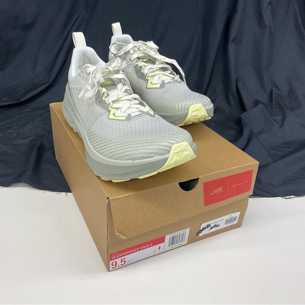 Altra Women's Light Gray experience wild 2